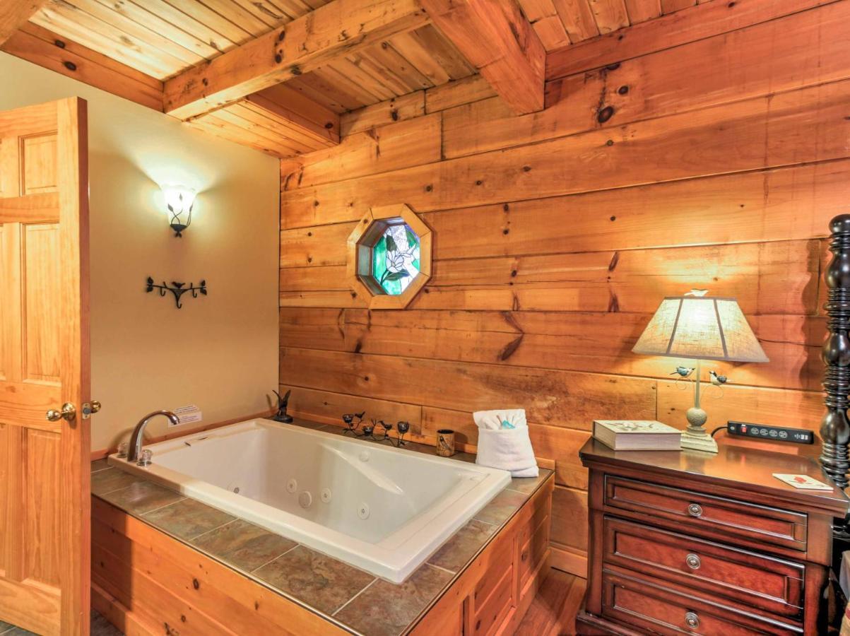 Cozy Nest Gatlinburg Cabin With Porch And Jacuzzi! Villa Kültér fotó